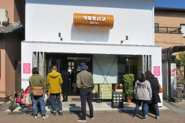 パンの立体看板が目印