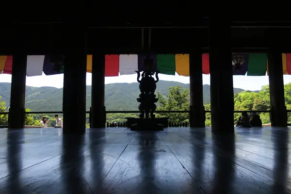 本堂内