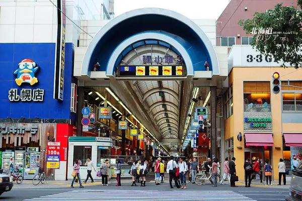 アーケード内にいろいろなお店がたくさん！
