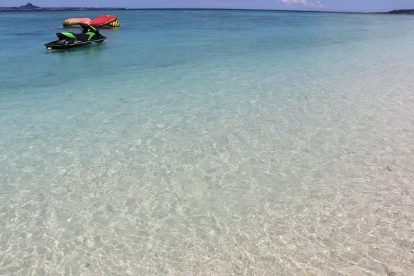 抜群の透明度と遠浅なのでシュノーケリングも🐠