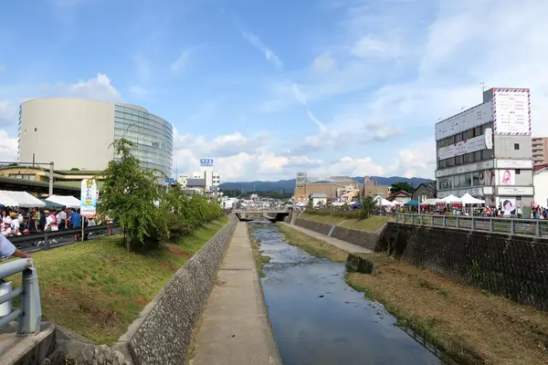 川の両側が会場