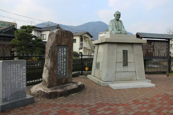 頼山陽の像