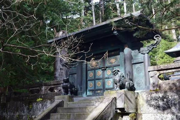 この奥へ進むと