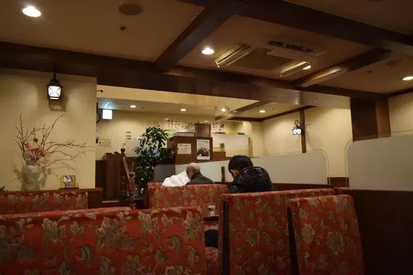 店内は半地下風で