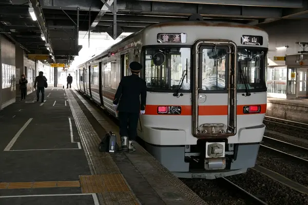 岐阜発の普通列車が到着