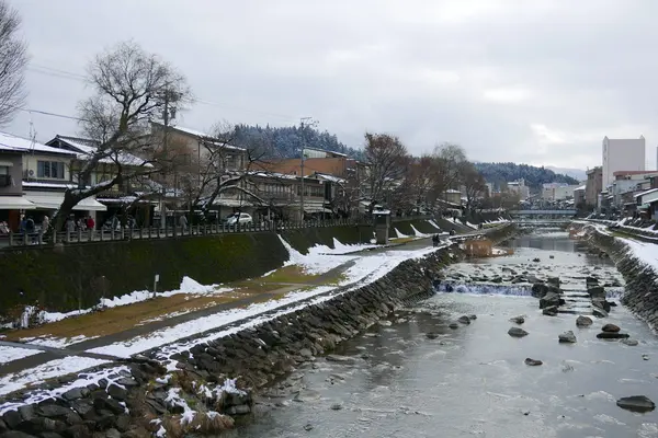 写真左側橋から橋の間が朝市