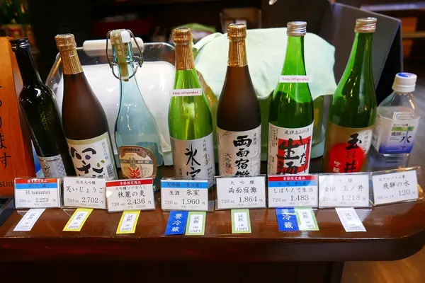 ズラリ並んだ試飲用の酒