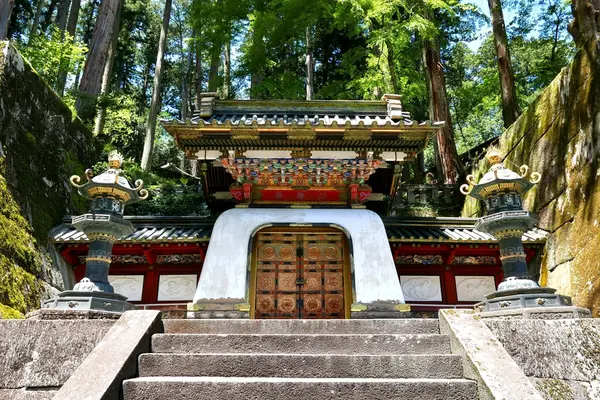 派手な龍宮門