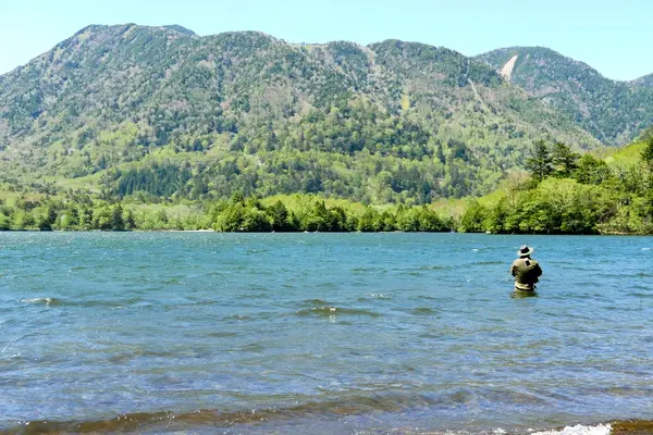 湯滝の上は湯の湖です