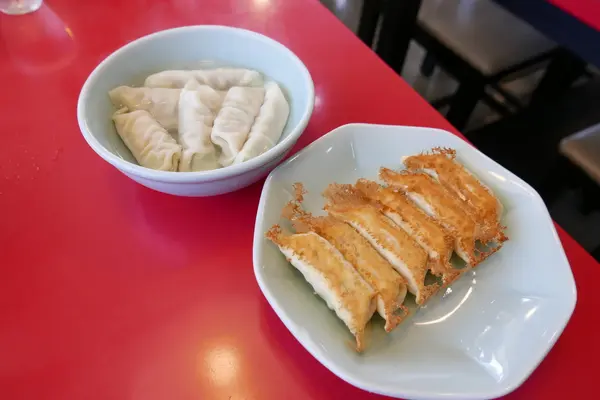 定番焼餃子と水餃子を