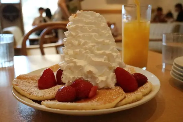 ストロベリー、ホイップクリームとマカダミアナッツのパンケーキ