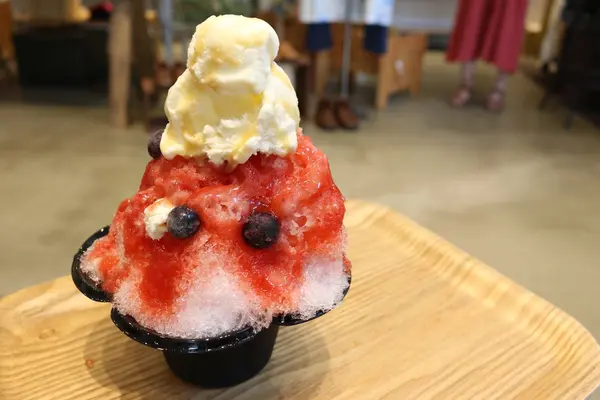 いちごのカキ氷にアイスをトッピング