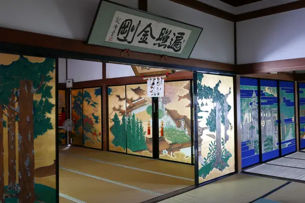 迫力の襖絵の間