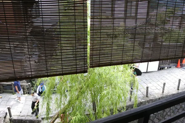 窓の外には宗祇水がチラリ