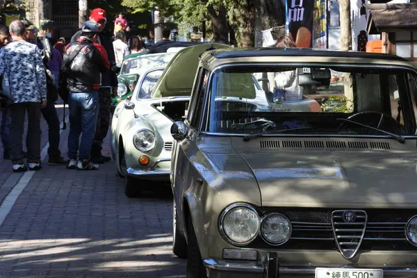 参道に車がいっぱい