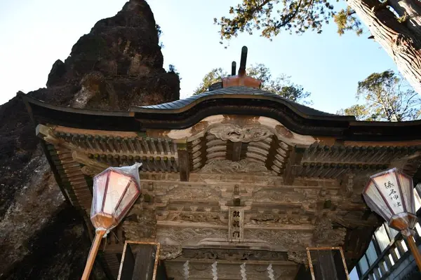 奇岩の中、威武堂々と建立してます。かなり迫力があります！