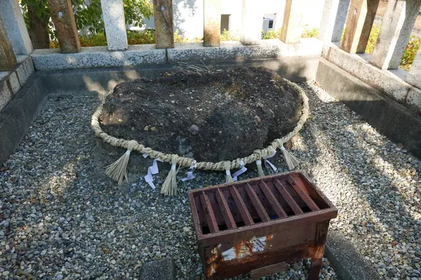 更に離れた場所に牝石が