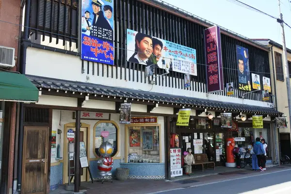外観は昭和駄菓子店