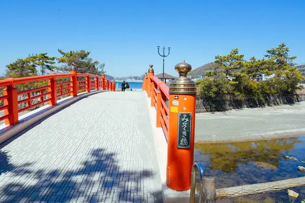 海岸近くの海に向かう橋