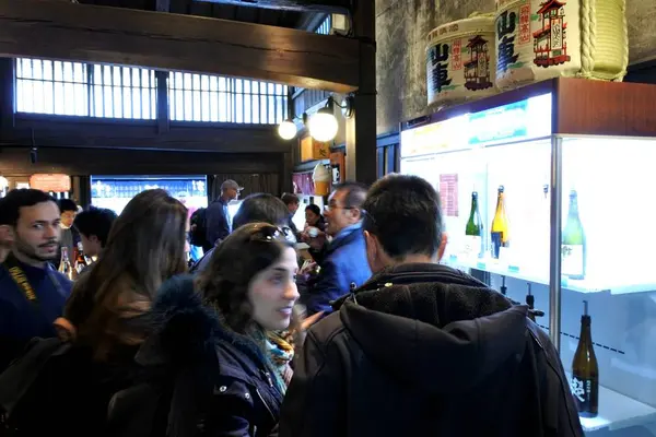 外人を押しのけて試飲します