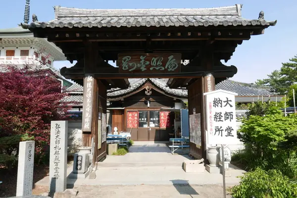 大師堂は建物の中に