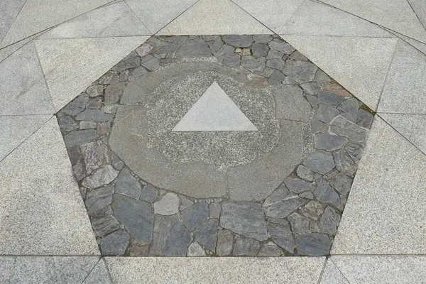 本堂前でベンザのポーズ