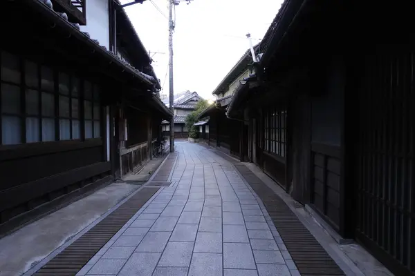 佐倉商店側から小道を見る