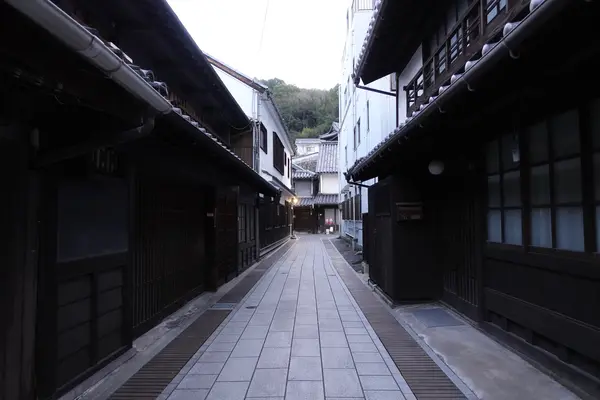 小道から佐倉商店を見る