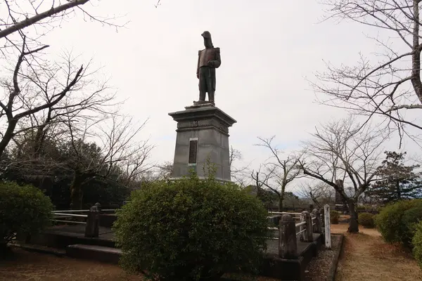 延岡藩主 内藤政挙公の像