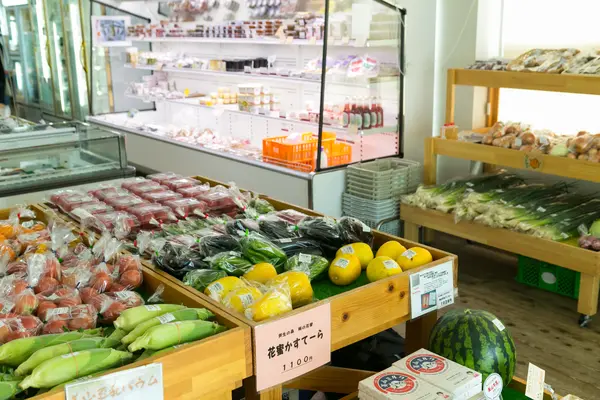 野菜やお弁当、特産物が買える!