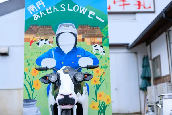 お店の前の顔だしパネルで写真撮影