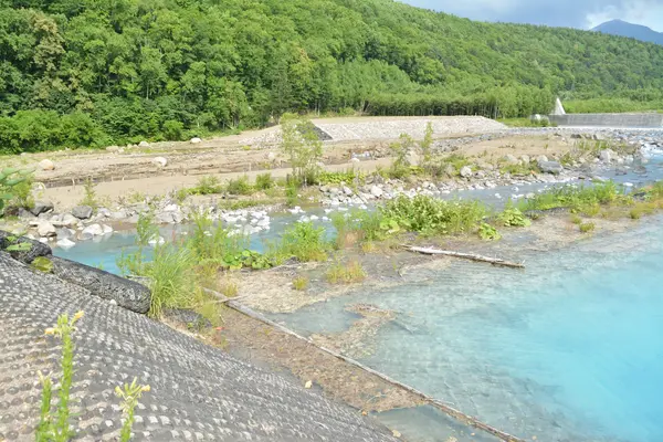 美瑛川に流れていく水も
