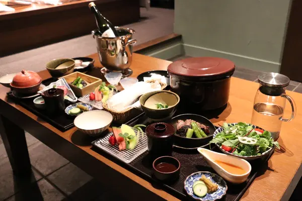 部屋で懐石😋最高です！