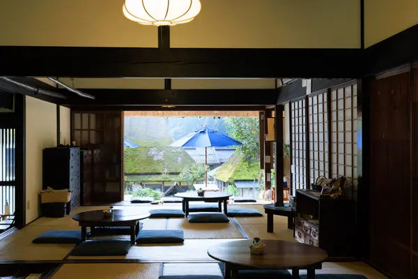 かやぶきの風景を眺めながら