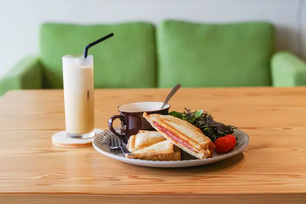 ホットサンドとほうじ茶ラテ