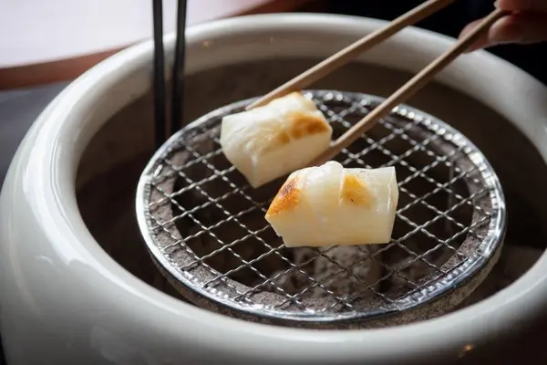 お餅をふっくら焼きます