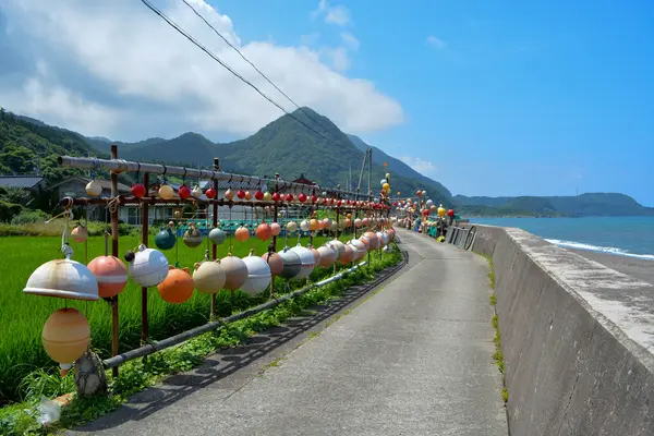 海風に揺れるブイ