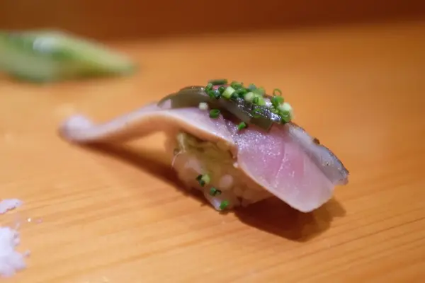 〆鯖 茗荷・羅臼昆布のせ