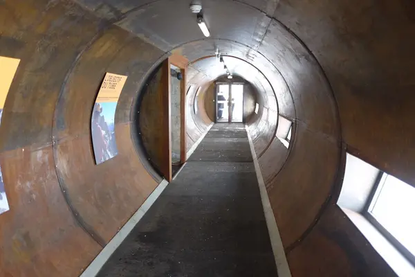 センターポールのチューブ通路