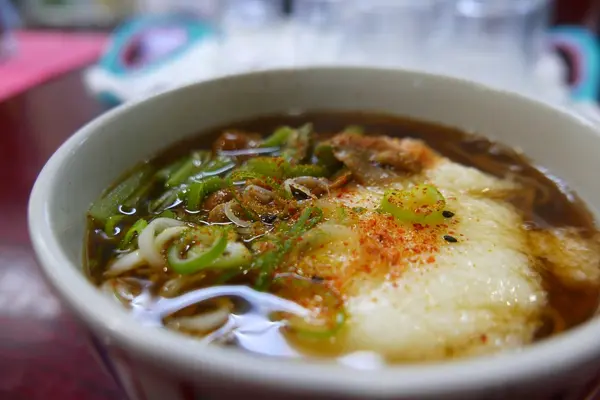 駅の立食い蕎麦で昼とする