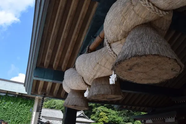 大きな注連縄を見るべし