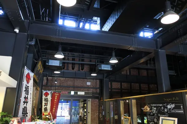 内部にはレストランや売店