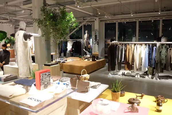 1階WOMEN'S