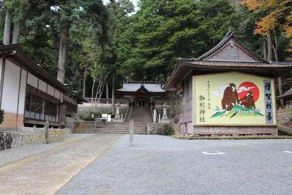 神社の境内の雰囲気です