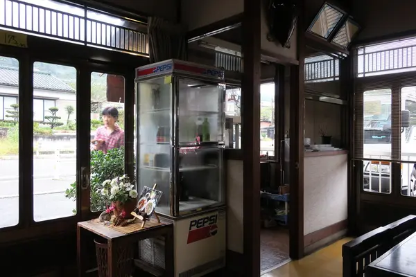 歴史を感じる老舗の店内