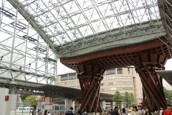 駅側から歩いて行くと😳