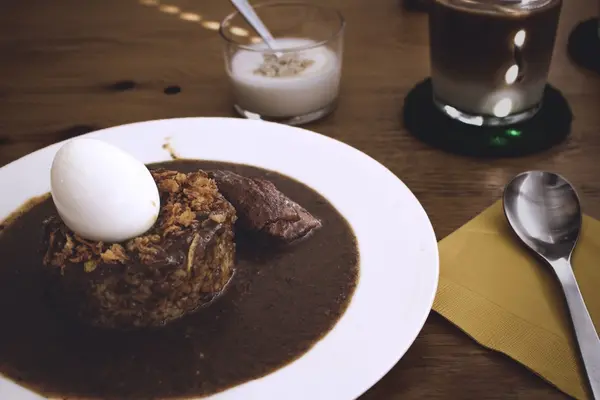 鳥の巣型のチキンカレー