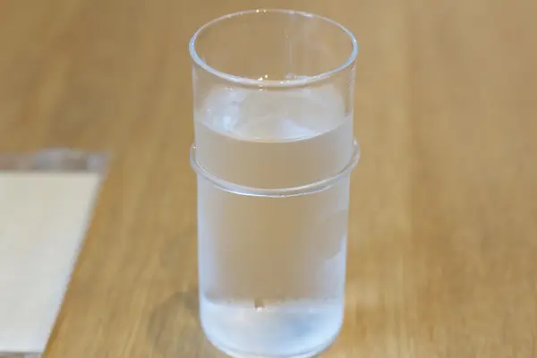 洒落たお冷グラス