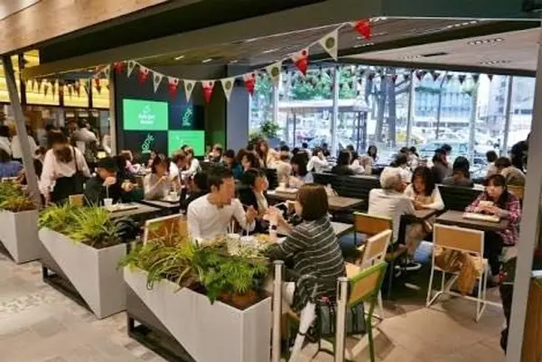 店内はオープンで、広め👍