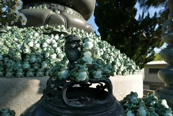 足元にはカエルがいっぱい。